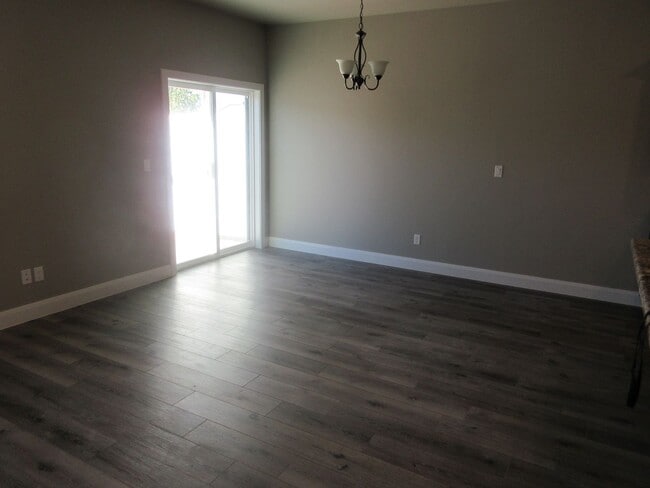 Building Photo - 3 bedroom, 2.5 bath - Newer town home livi...