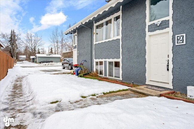 Building Photo - The Single-Family Alternative: 3BD/2BA Triplex Unit with Modern Comforts