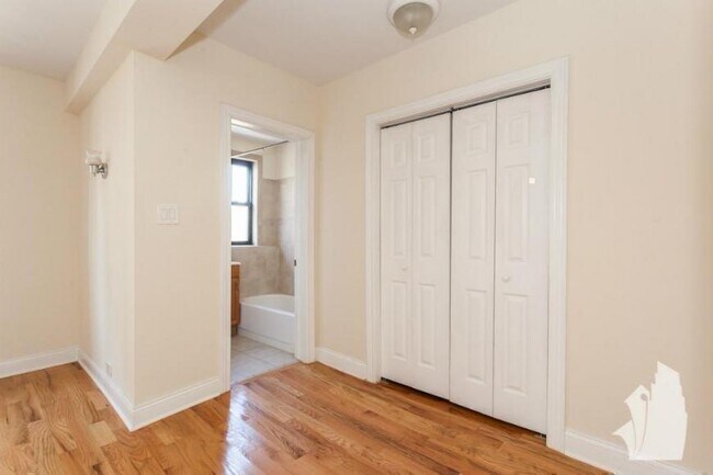 Building Photo - 0 bedroom in Chicago IL 60610