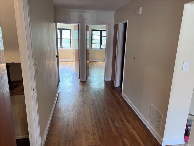 Foto del edificio - 77-11-30 30th Ave.