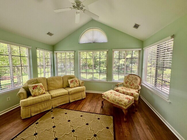 Building Photo - Charming Two Bedroom Townhome in Abbey Gle...