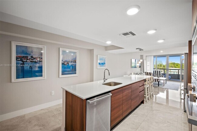Foto del edificio - 9261 E Bay Harbor Dr