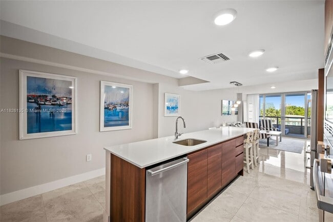Building Photo - 9261 E Bay Harbor Dr