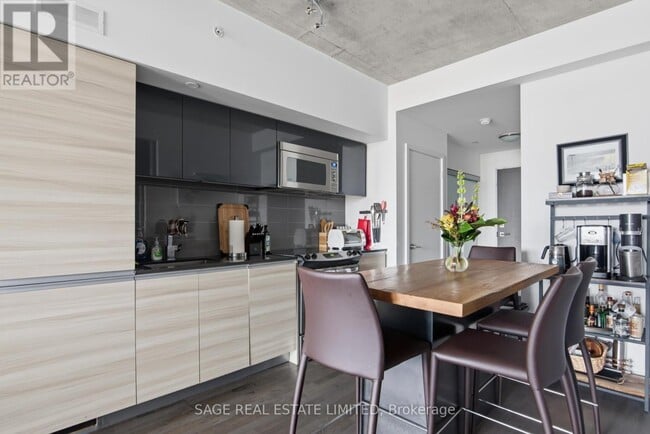 Building Photo - 1238 Dundas St E