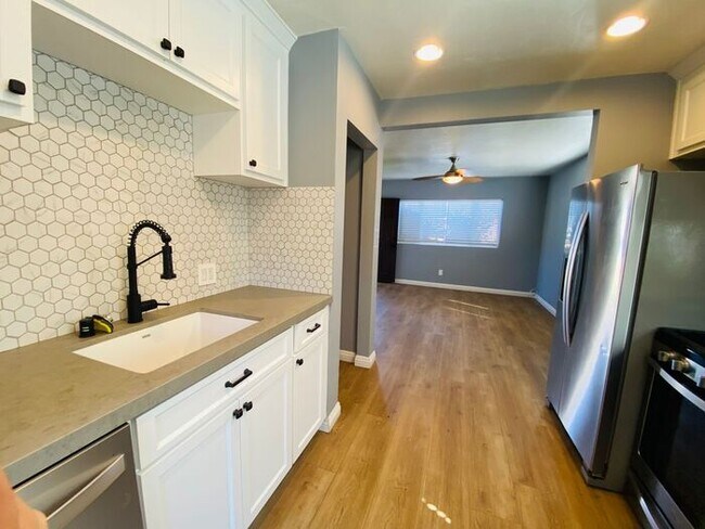 Foto del edificio - Lovely remodeled 3 bed 1 bath in Pacific Beach ! Minutes from Mission Bay and the beach!