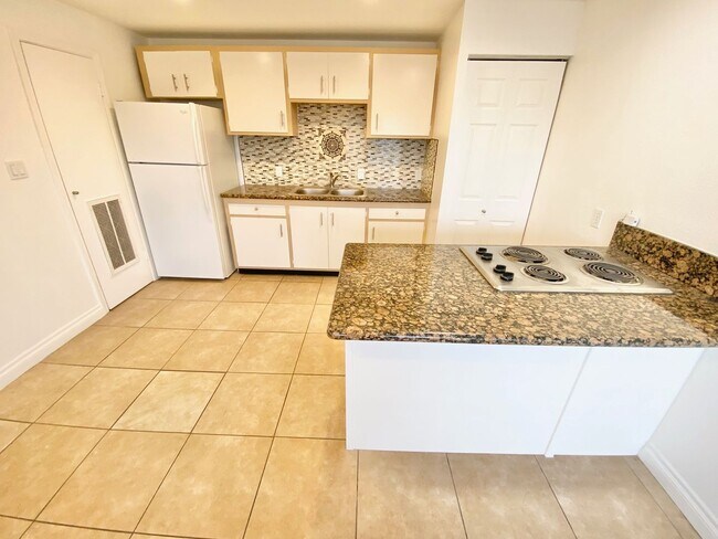 Foto del edificio - ADORABLE 1 BEDROOM 1 BATHROOM CONDO!