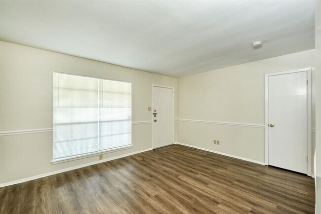 Foto del edificio - 2111 Falcon Hill Dr
