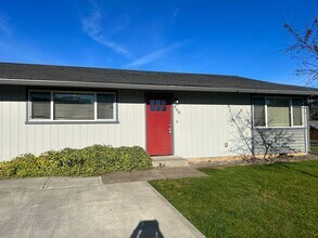Building Photo - 908 W D Ave