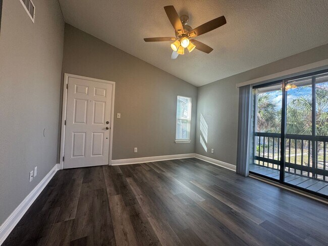 Foto del edificio - Newly Renovated 2/1 Condo ~ Gated Community near Tuskawilla!