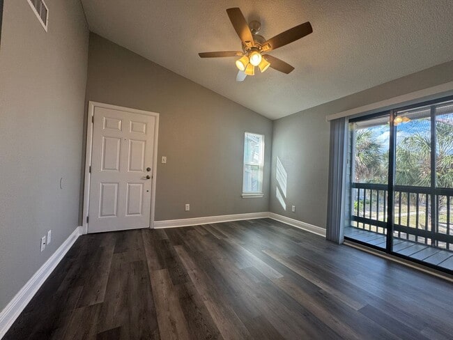 Building Photo - Newly Renovated 2/1 Condo ~ Gated Community near Tuskawilla!