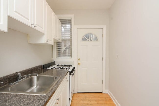 Building Photo - 714 W Barry Ave