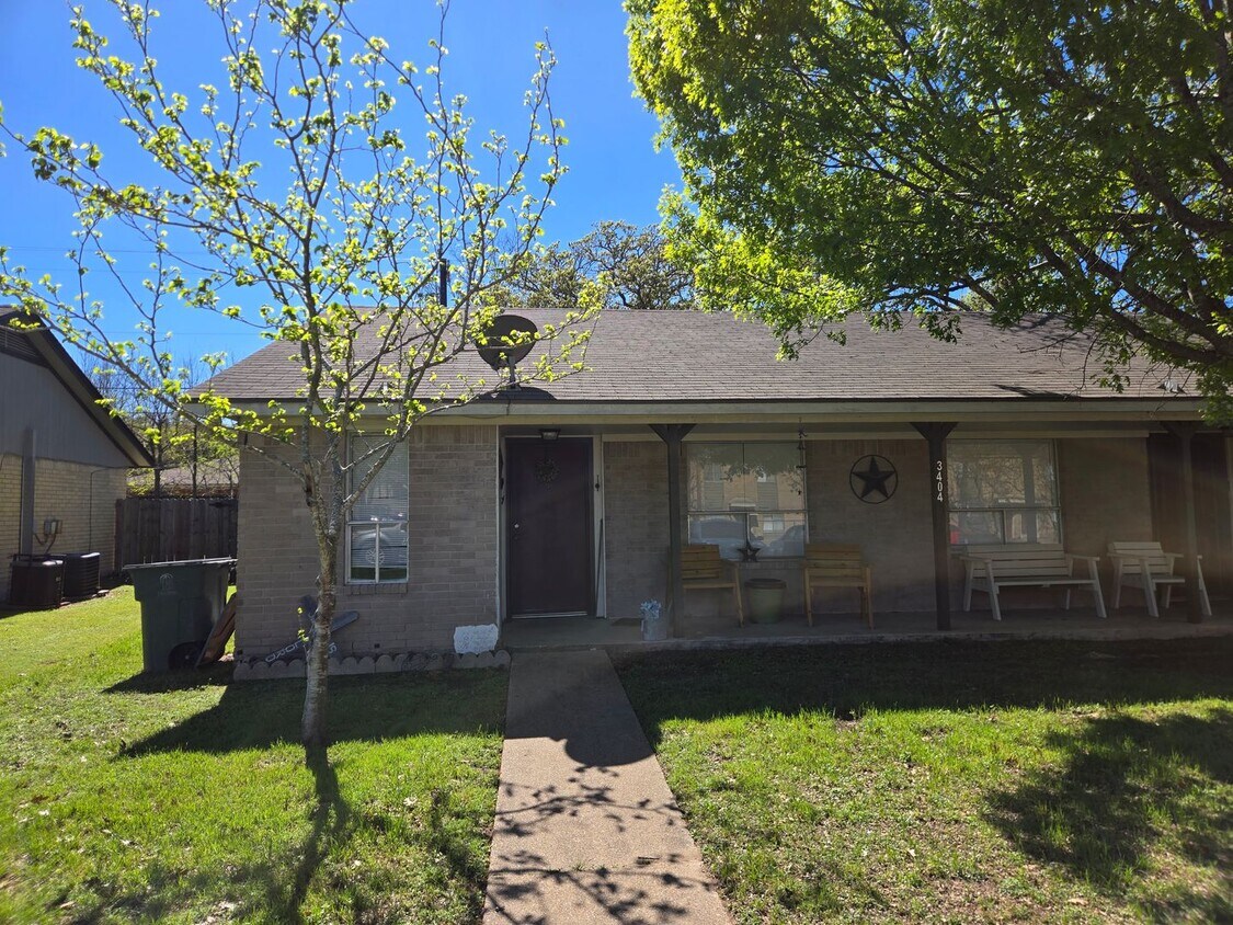 Foto del edificio - Bryan - West side - 2 bedroom / 1 bath duplex with fenced in back yard.