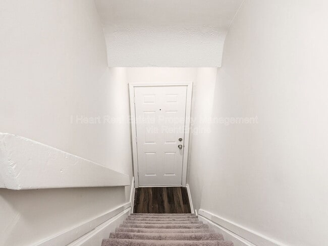 Building Photo - 878 1/2 Sullivant Avenue