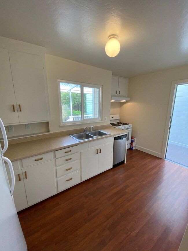Building Photo - Single Family Home Available Now