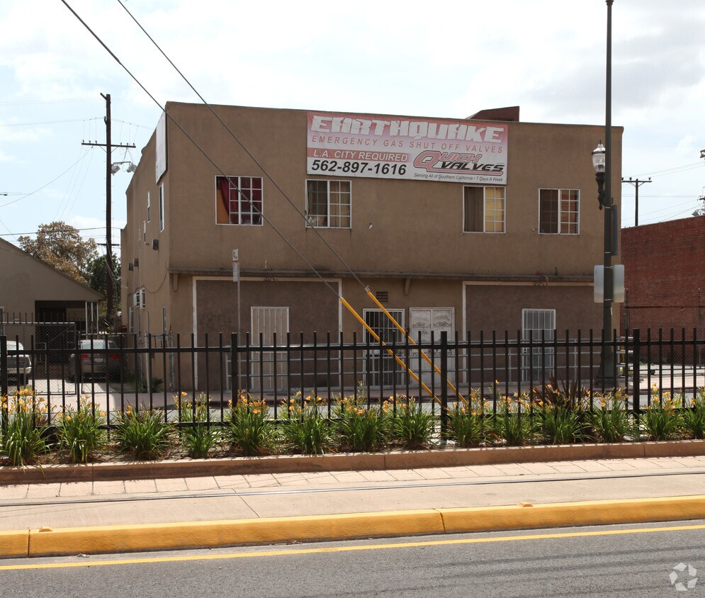 Building Photo - 1212 E 1st St