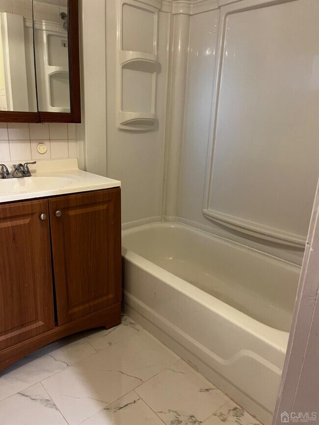 Building Photo - 280 Shoreland Cir