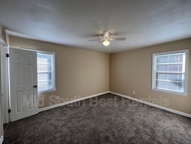 Foto del edificio - 1689 Martha Dr