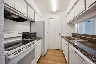 Building Photo - 768 Memorial Mews St