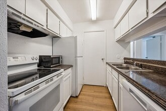 Building Photo - 768 Memorial Mews St