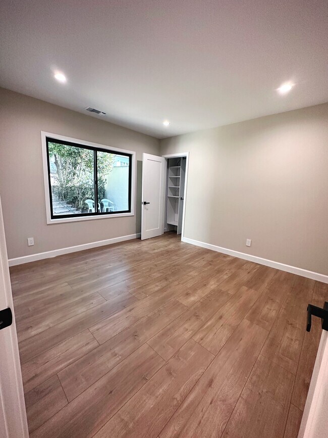 Building Photo - 2411 Ivanhoe Dr
