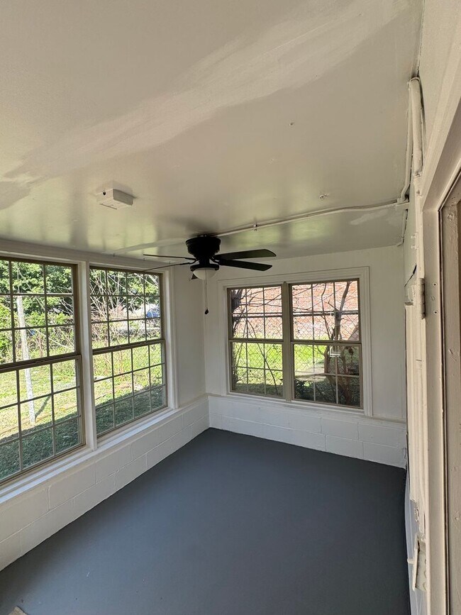 Foto del edificio - Charming Highlands Home | Sunroom, Off-Street Parking