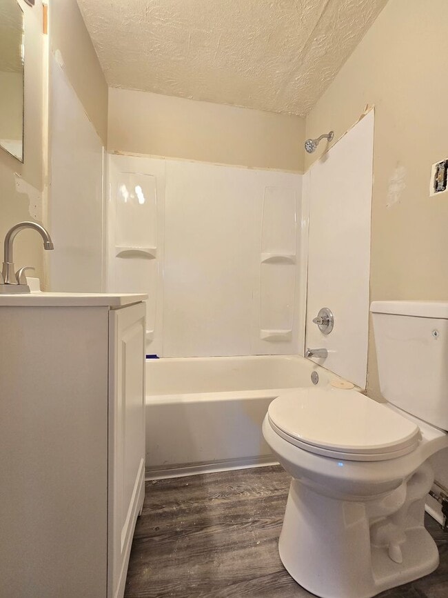 Foto del edificio - ? Renovated 4-Bedroom Home with Modern Upg...