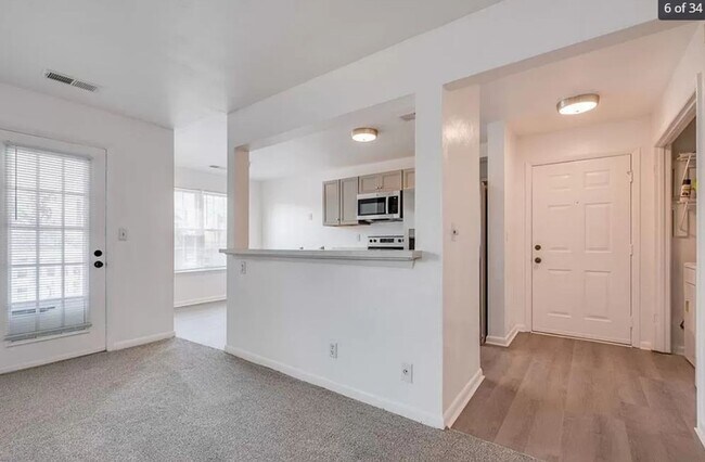 Foto del edificio - 2 bedroom 2 full bath condo close to the b...