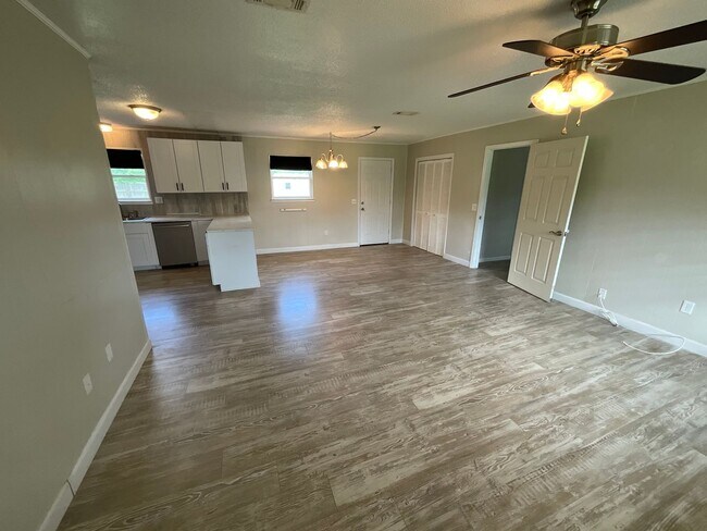 Foto del edificio - Spacious 3/2 Brick Home in Dogwood Heights with Fenced Back Yard