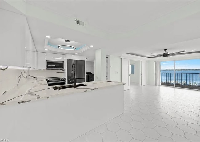 Building Photo - 2885 Palm Beach Blvd