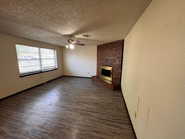 Foto del edificio - 2 bed 2 bed garage conversion with flex space, close to I-44 and I-240 ready for move in! Pets co...
