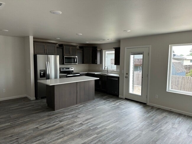 Building Photo - Spacious 3-bed 2.5 Bath - First Month Free!