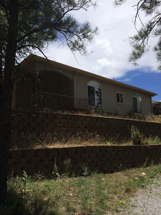 Foto del edificio - Sweet free standing home in Rio Home abutting forest and trail access