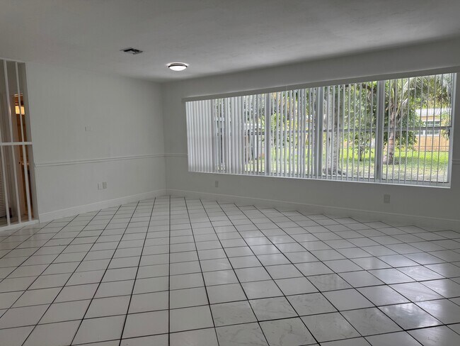 Foto del edificio - 6884 NW 14th St