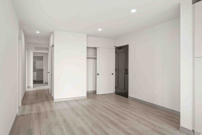 Building Photo - 2165 N Elston Ave
