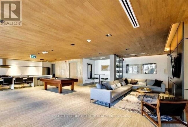 Building Photo - 10 Esplanade Ln