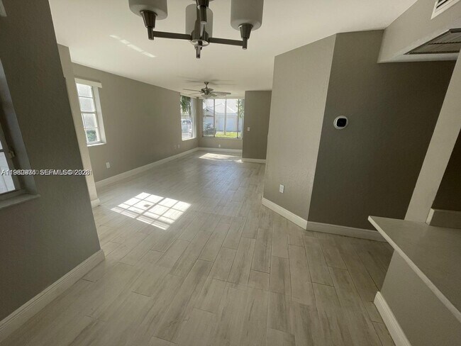 Foto del edificio - 2811 N Oakland Forest Dr