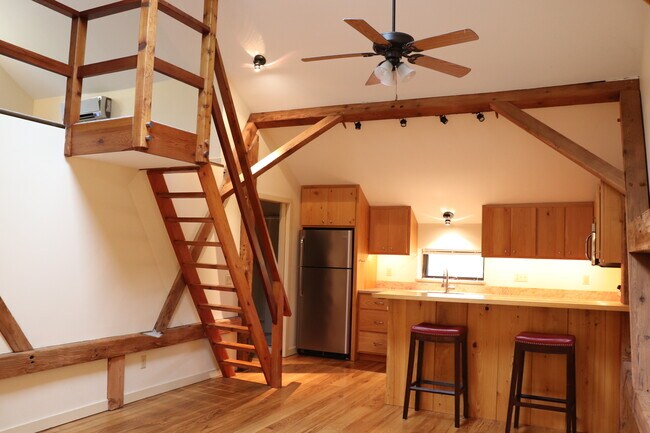 View of first entering apartment - 7098 FERRY Rd