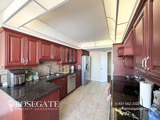 Photo du bâtiment - All-Inclusive 2-Bedroom + Den Corner Condo with Garage & Parking in Brampton