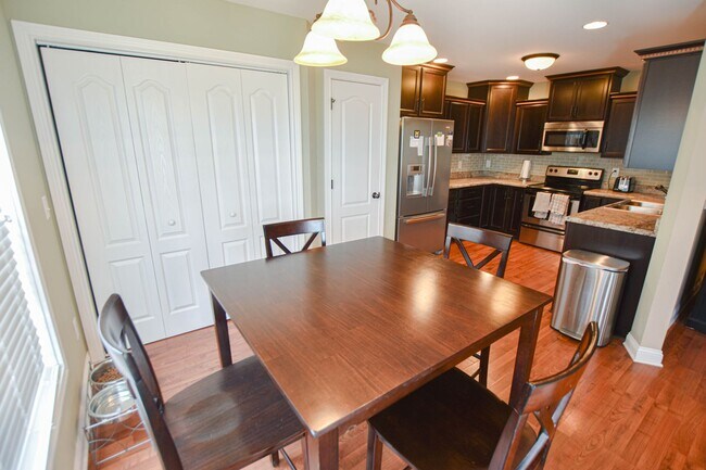 Foto del edificio - Pet Friendly Three Bedroom with Bonus!