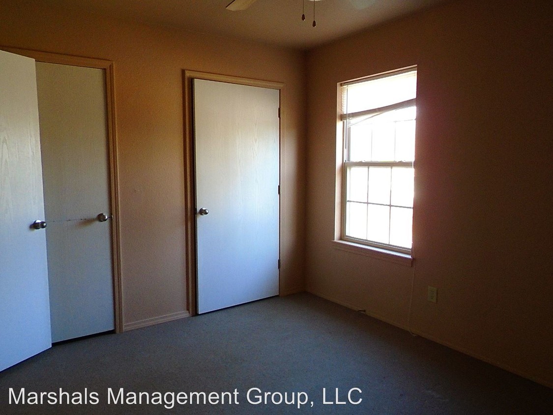 Building Photo - 301 Plum St