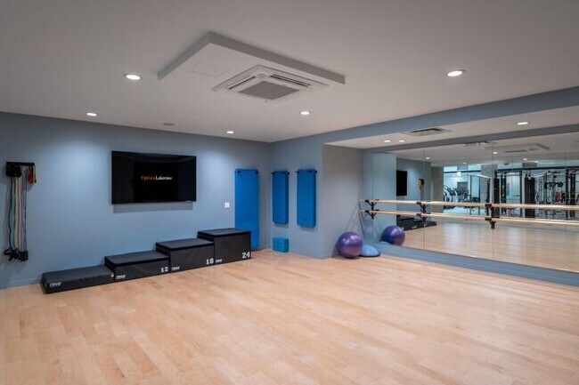 Building Photo - 3 bedroom in Chicago IL 60657