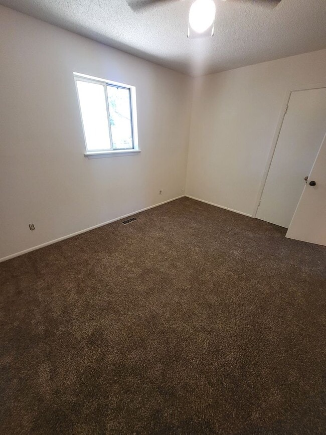 Building Photo - 2068 W Sheffield Manor