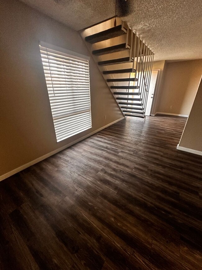 Foto del edificio - 3 bed 2 Bath Apartment for Rent
