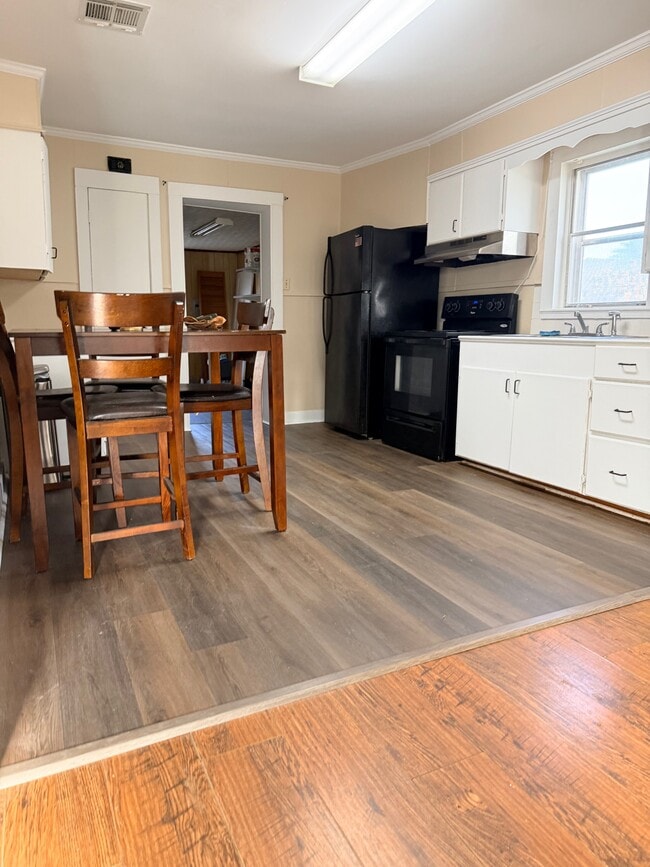 Cocina y área de desayuno - 828 Bourque Rd