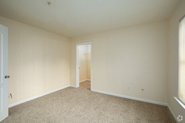 3 habitaciones, 2 baños, 966 pies cuadrados, dormitorio principal - Jamestown Commons