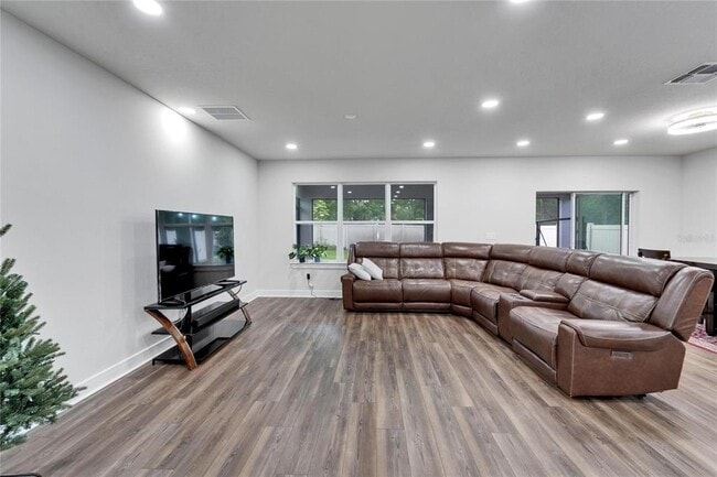 Foto del edificio - 6658 Devlin Ln