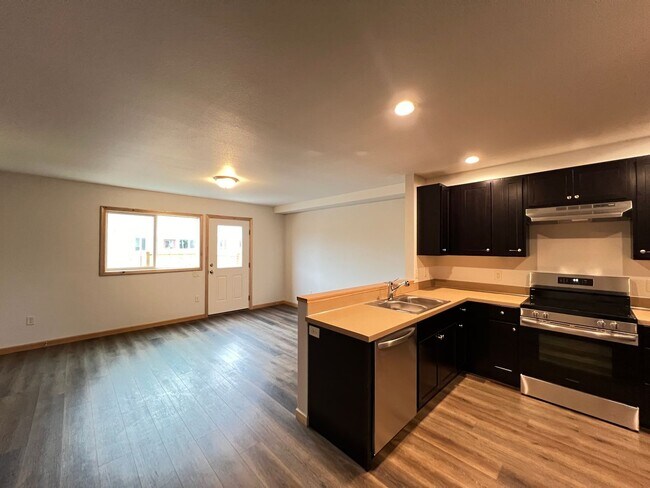 Building Photo - $500 Off Move in Costs!!