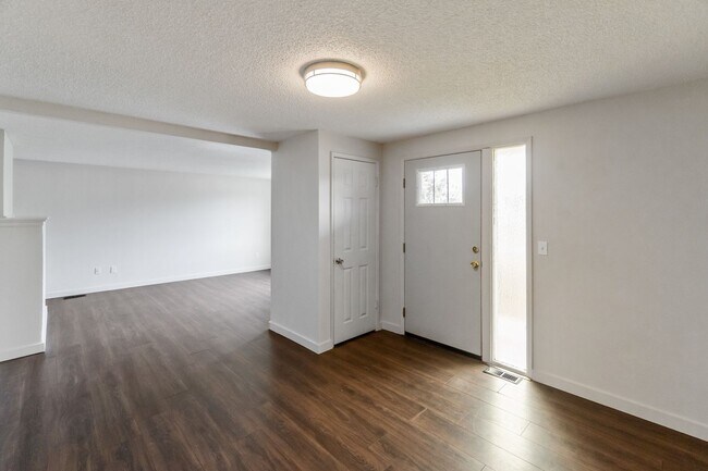 Building Photo - Modern Home with Premium Amenities in a Pr...