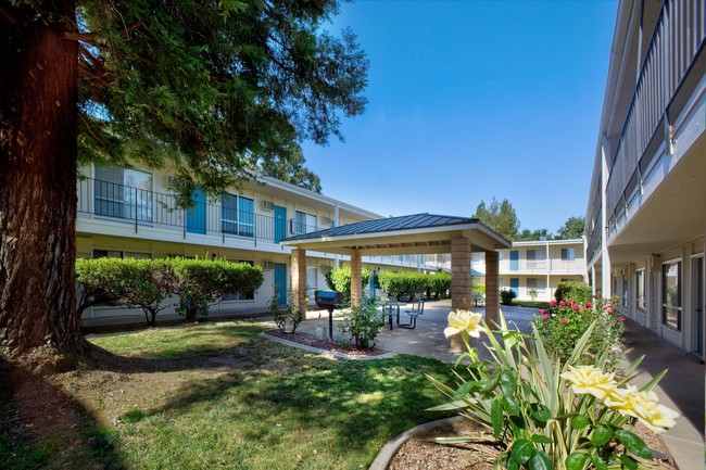 Foto del edificio - Fair Oaks Apartments