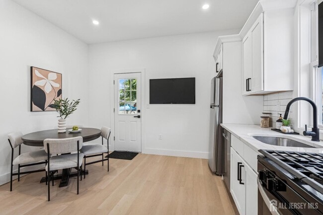 Foto del edificio - 318 Seaman St